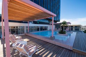 The Rose606: Modern Studio Aprt with Rooftop Pool