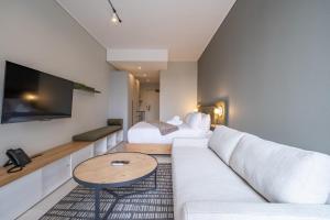 The Rose 707: Top Floor Modern City Apartment