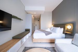 The Rose 707: Top Floor Modern City Apartment