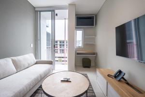 The Rose 707: Top Floor Modern City Apartment