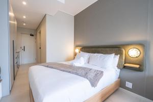 The Rose 707: Top Floor Modern City Apartment