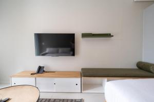 The Rose 707: Top Floor Modern City Apartment