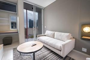 The Rose708: Top Floor Modern City Apartment