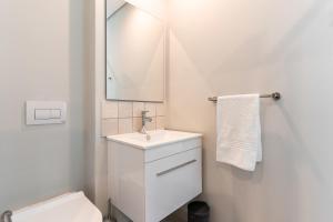 The Rose 307: Modern City Apartment with Pool