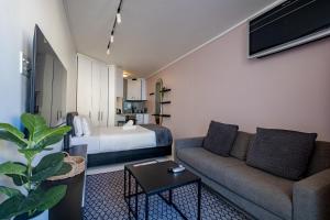 Flamingo 108: Modern Apt with Balcony