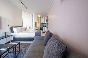 Flamingo 108: Modern Apt with Balcony