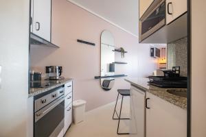 Flamingo 108: Modern Apt with Balcony