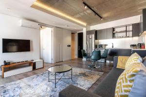 The Signature 410:Central Modern Aprt with Parking