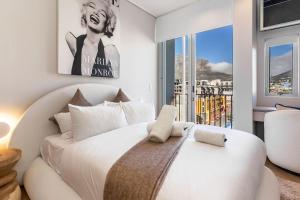 The Rose 701: Top Floor City Aprt with Balcony