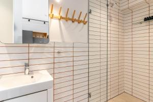 Barracks 414: City Centre Aprt with Balcony