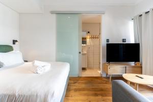 Barracks 414: City Centre Aprt with Balcony