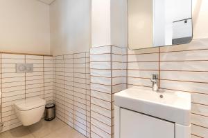 Barracks 414: City Centre Aprt with Balcony