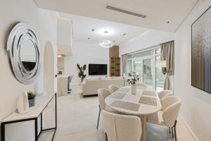 Luxury at Beachside Al Sultana Jumeirah Shoreline - DVH Holiday Homes