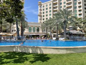 Luxury at Beachside Al Sultana Jumeirah Shoreline - DVH Holiday Homes