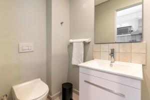 The Rose 703: Modern 7th Floor City Apartment