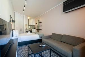 Flamingo 104: Modern Studio Unit with Balcony