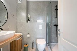 THE Pinky Promise Loft Pipera