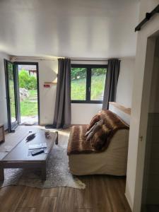 Appartements Agreable appartement renove situe dans les hauteurs de Brides : photos des chambres