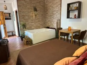 Romántico estudio rodeado de naturaleza con jacuzzi gigante - Enix