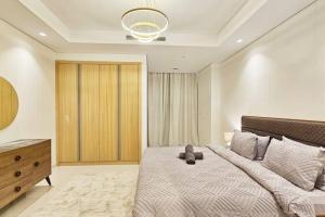 Luxury 2BR Midtown Apartment