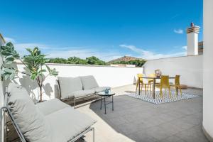 Modern apartment with private terrace by REMS