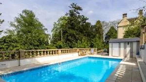 New School Rooms estate close to Bath including heated swimming pool,hot tub,WIFI, pool table, parking - Beanacre