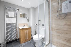 New School Rooms estate close to Bath including heated swimming pool,hot tub,WIFI, pool table, parking