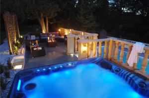 New School Rooms estate close to Bath including heated swimming pool,hot tub,WIFI, pool table, parking