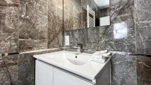 Appartements Homey Luxury - Proche du centre-ville, des transports, de Geneve : Appartement 4 Chambres avec Balcon 


