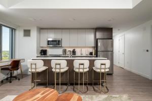 Central Serene Condo King Bed by MIT Harvard GYM