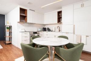 Back-Bay Upscale Central Penthouse W Roof-top