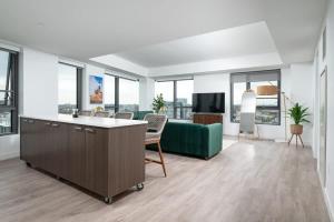 Central Serene Penthouse w King bed GYM Parking