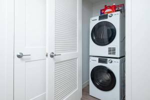 Central Serene Penthouse w King bed GYM Parking