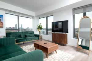 Central Serene Penthouse w King bed GYM Parking