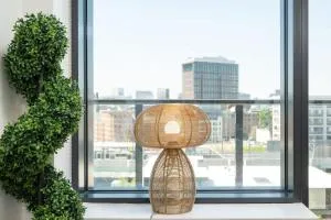 Luxury Apartment w King Bed Shared Pool & Rooftop - Charlestown