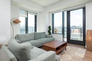 Luxury Apartment w King Bed Shared Pool & Rooftop