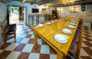 Cozy Home In Zmijavci With Sauna