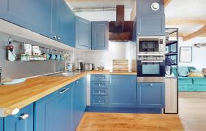 Maisons de vacances 2 Bedroom Cozy Home In Ault : photos des chambres