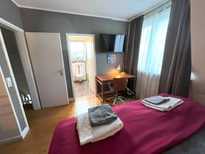 Doppelzimmer, eigenes Bad, stadtnahe, ruhig, Airport nahe!