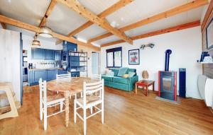 Maisons de vacances 2 Bedroom Cozy Home In Ault : photos des chambres