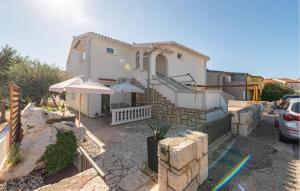 2 Bedroom Amazing Apartment In Povljana