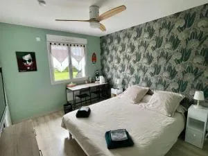 Chambre chez Delphine et Guillaume salle de bain et wc commun - Lantilly