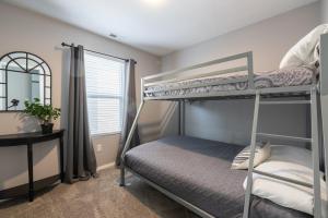 Walk-In - Near the 76 Strip - Outdoor Pool - FREE TICKETS INCLUDED - V2903-3