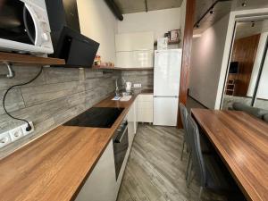 Стильный лофт в Аркадии - спальня и кухня-студия с боковым видом на море!