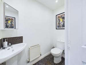 Signature Stays Accommodation - Cheltenham - Large 4 Bed House With Parking - Racecourse Accommodation