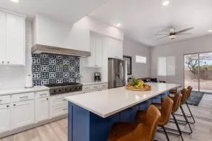 Luxury Foothills Oasis with Mountain Views - Oracle Place Shopping Center