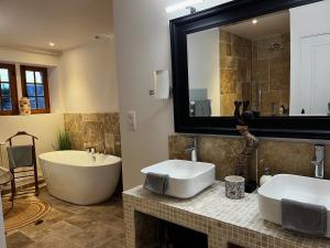 demeure de charme, piscine sauna billard pétanque