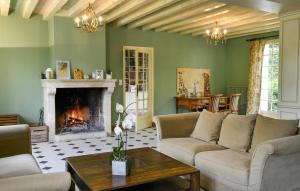 Beautiful Home In Yèvre-La-Ville