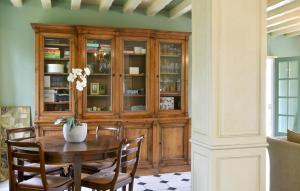 Maisons de vacances Beautiful Home In Yevre-La-Ville : photos des chambres