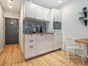 Gdynia Seaside Apartment - Balcony, Workspace, Bus - by Rentujemy